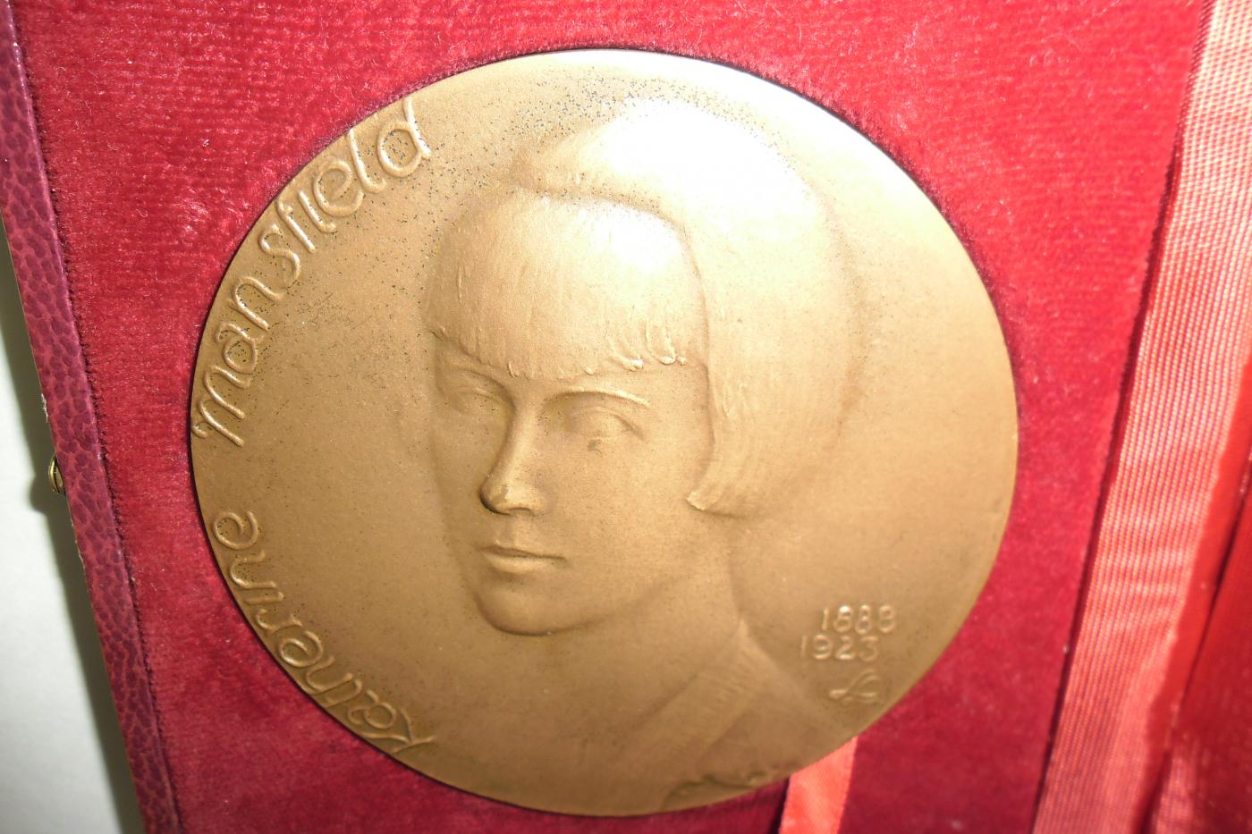 Katherine Mansfield medallion